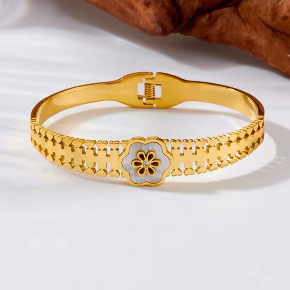 Hypoallergenic Gold Bangle Bracelet in a box - LIMITED STOCK - Picture 5 of 5